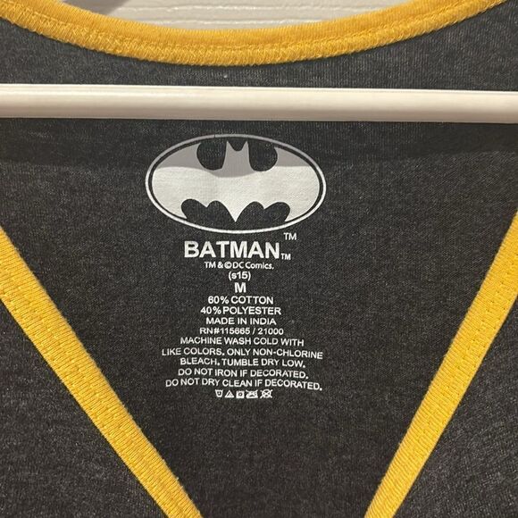 Batman Black and Yellow Tank Top SZ medium NWOT - Picture 3 of 6